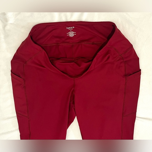 Torrid Active Women's Beautiful Deep Red Leggings with Pockets Size 3 / 3X - Picture 3 of 15